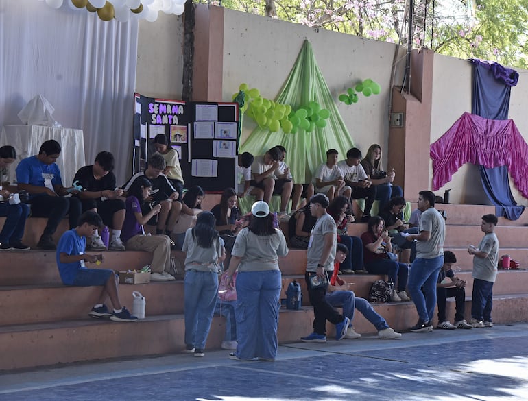 Jóvenes realizan dinámicas de grupo en el marco de la Pascua Joven, en la iglesia Santísima Trinidad, de Asunción.