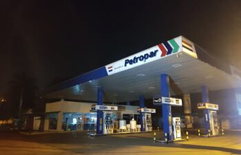 Fachada de la estación de servicios Petropar, que fue asaltada en la madrugada de este jueves.