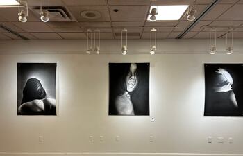 Rebeca Villasanti presentará obras de gran formato donde predominan los tonos oscuros.