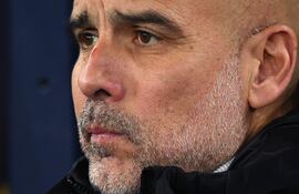 El español Pep Guardiola, entrenador del Manchester City, con el corte en la nariz ya durante el partido frente al Feyenoord por la Champions League 2024-2025.