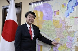 Katsumi Itagaki, embajador de Japón en Paraguay, durante una entrevista con ABC, en Asunción, en la que se refirió a las armas nucleares, tecnología satelital y los 90 años de la migración japonesa en Paraguay.