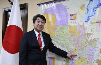 Katsumi Itagaki, embajador de Japón en Paraguay, durante una entrevista con ABC, en Asunción, en la que se refirió a las armas nucleares, tecnología satelital y los 90 años de la migración japonesa en Paraguay.