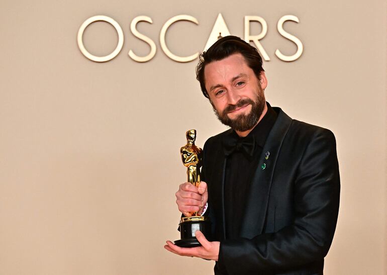 Kieran Culkin posa con su Óscar al mejor actor secundario, por "A Real Pain".