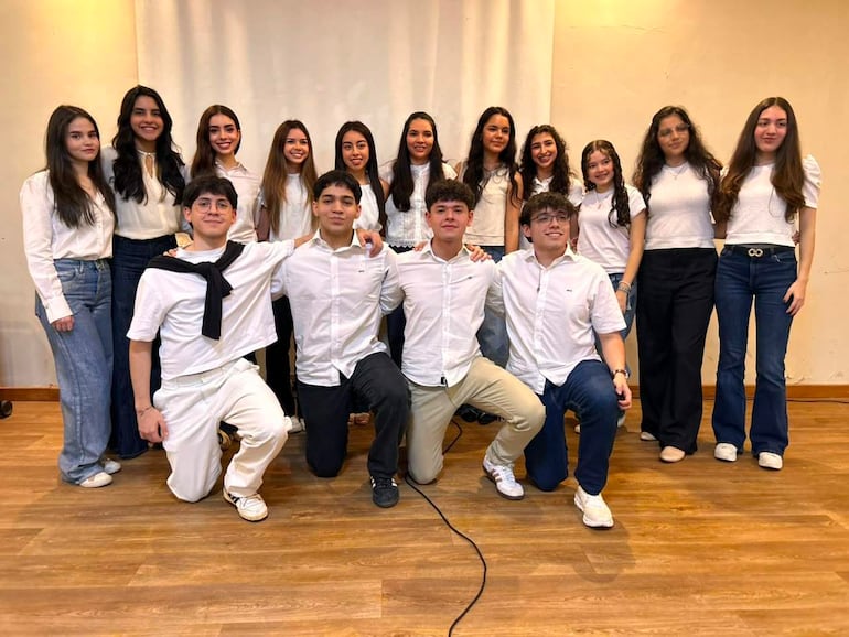 Jóvenes voluntarios participan en el lanzamiento del programa de inglés Rohayhu Voices en un evento realizado en Asunción.