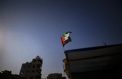 Una bandera palestina sobre un edificio destruido en la Ciudad de Gaza.