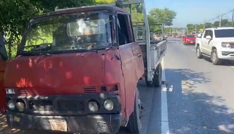 El camión involucrado en el aparatoso accidente ocurrido hoy sobre la ruta  PY01, ex Acceso Sur, en San Antonio.