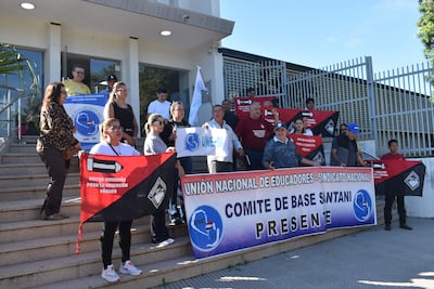 Docentes sindicalizados se manifestaron frente al IPS de Santaní, exigiendo mejor atención y más medicamentos para asegurados.