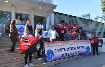 Docentes sindicalizados se manifestaron frente al IPS de Santaní, exigiendo mejor atención y más medicamentos para asegurados.