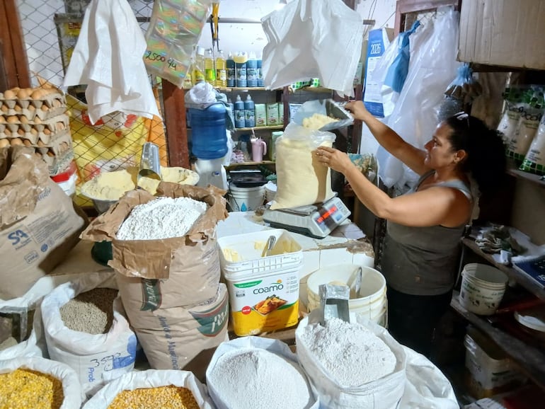 María Auxiliadora Melgarejo oferta todos los ingredientes para la elaboración de chipa y sopa paraguaya.