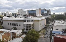 Vista área lateral del Shopping Mariscal, en Asunción.