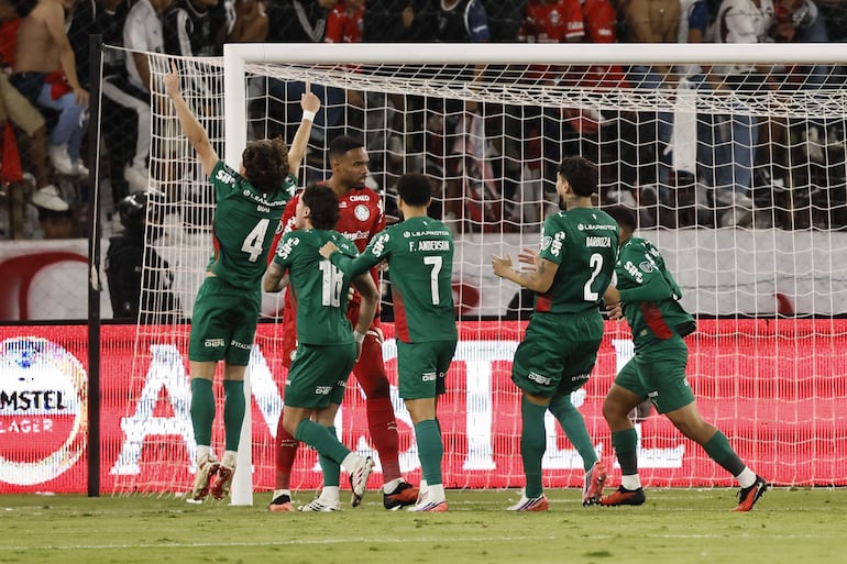 Jugadores de Palmeiras celebran el triunfo este miércoles, al finalizar un partido de cuartos de final de la Copa Libertadores contra Liga de Quito en el estadio Rodrigo Paz Delgado en Quito (Ecuador).