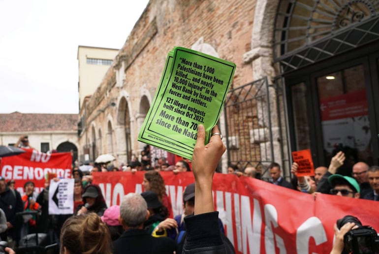 Protesta contra la presencia de Israel en la Bienal de Venecia.