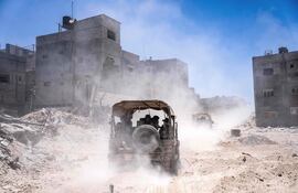 Vehículos del ejército israelí transportan a un grupo de soldados y periodistas dentro del sur de la Franja de Gaza. El grupo chií libanés Hizbulá anunció este domingo el lanzamiento de “docenas” de cohetes tipo ‘Katyusha’ contra dos importantes bases militares en el norte de Israel, en represalia por el asesinato de uno de sus miembros en un ataque con dron israelí efectuado el viernes en el este del Líbano.