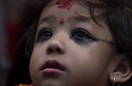 La recién nombrada Diosa Viviente de Nepal, Kumari Aryatara Shakya, de 2 años, observa en su hogar privado antes de ser trasladada formalmente a la Casa Kumari en Katmandú, Nepal.