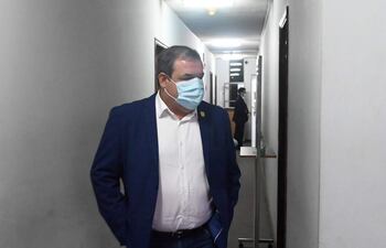 Rubén Rousillón Blaires sale de la oficina de la fiscala María Estefanía González luego de abstenerse a declarar por los aparentes hechos de corrupción en su gestión al frente de Conajzar, relacionado a tragamonedas, quiniela y reducción del canon a concesionarias.