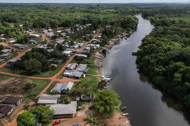 Esta vista aérea muestra la aldea indígena Manga, hogar del pueblo Karipuna, junto al río Curipi en Oiapoque, estado de Amapá (Brasil). Divididos entre la esperanza de un auge económico y el temor a un derrame de petróleo, los habitantes de una pequeña localidad del extremo norte de Brasil, en la frontera con la Guayana Francesa, siguen de cerca la exploración petrolera frente a la costa amazónica; se trata de un proyecto controvertido impulsado por el presidente Luiz Inácio Lula da Silva, quien busca la reelección en octubre de 2026.