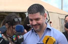 Óscar "Nenecho" Rodríguez, intendente de Asunción , suspendido temporalmente del cargo durante la intervención, casi "regaló" dos valiosos inmuebles de la Municipalidad de Asunción, denuncian.