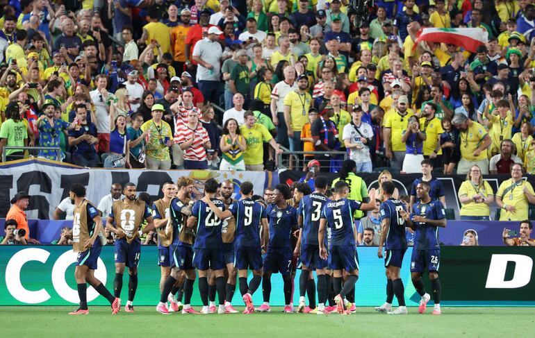 Jugadores de Brasil celebran el gol de Vinicius Junior, que liquidaron el expediente en la primera etapa.