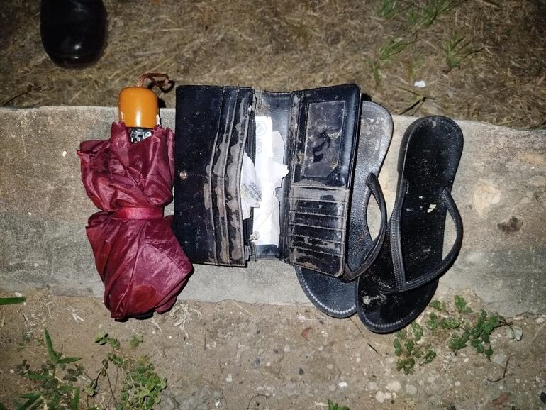 Elementos hallados junto al cuerpo de la mujer.