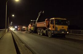 Empleados de la contratista del MOPC durante las tareas de mantenimiento en el Puente Remanso, en la primera jornada.