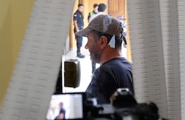 El senador argentino Edgardo Kueider conversa con agentes de la Policía Nacional de Paraguay en la Comisaría Sexta de Asunción (Paraguay).