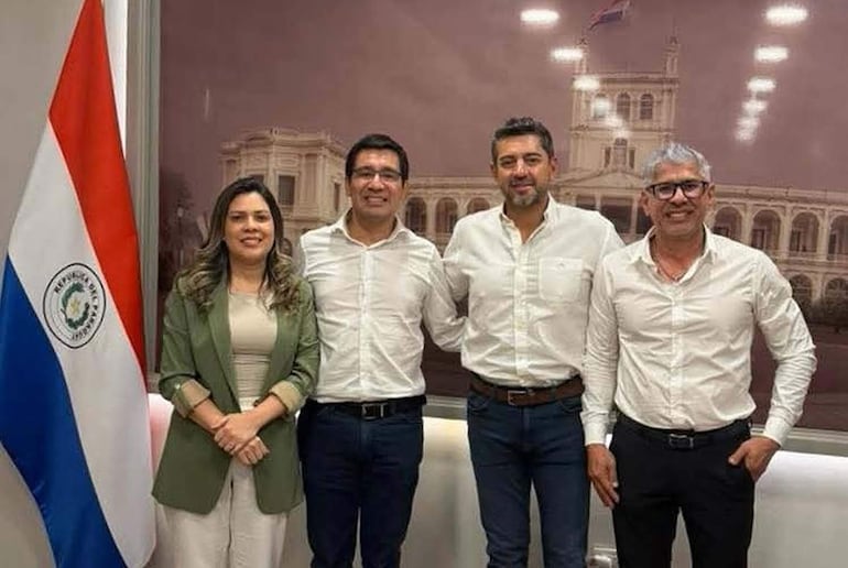 Rogoberto Chamorro, junto a Pedro Aliana, C&eacute;sar Torres y Liz Acosta, durante la oficializaci&oacute;n de la precandidatura.