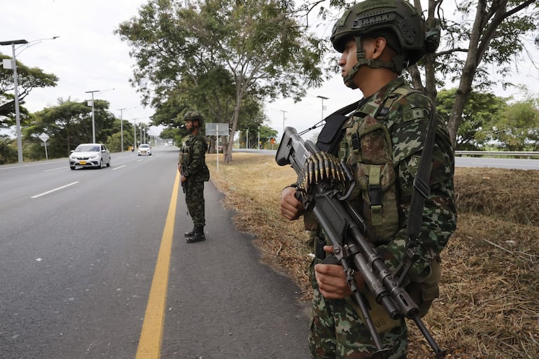 Militares colombianos custodian una avenida de Cali este viernes.