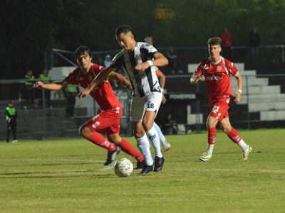 El autor del tanto albinegro, Carlos Díaz maneja el esférico ante la presencia de Éver González y Emmanuel Duarte. (Foto: APF)