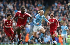El delantero noruego del Manchester City, Erling Haaland (C), número 09, corre con el balón durante el partido de cuartos de final de la FA Cup inglesa entre el Manchester City y el Liverpool en el Etihad Stadium de Manchester, al noroeste de Inglaterra, el 4 de abril de 2026. (Foto de Darren Staples / AFP) /