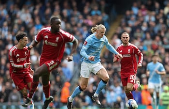 El delantero noruego del Manchester City, Erling Haaland (C), número 09, corre con el balón durante el partido de cuartos de final de la FA Cup inglesa entre el Manchester City y el Liverpool en el Etihad Stadium de Manchester, al noroeste de Inglaterra, el 4 de abril de 2026. (Foto de Darren Staples / AFP) /