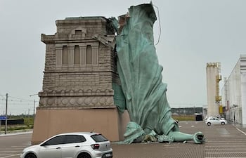 Así quedó la estatua tras su derrumbe por los fuertes vientos.