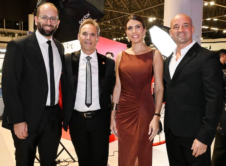 Toto González, Néstor Visendaz, Carmela Pomata y Oliver Koop en el avant premiere de El Renacer Albirrojo