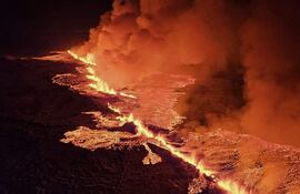 Fotografía cedida por Defensa Civil de Islandia donde se observa una erupción volcánica al norte de Grindavík (Islandia).
