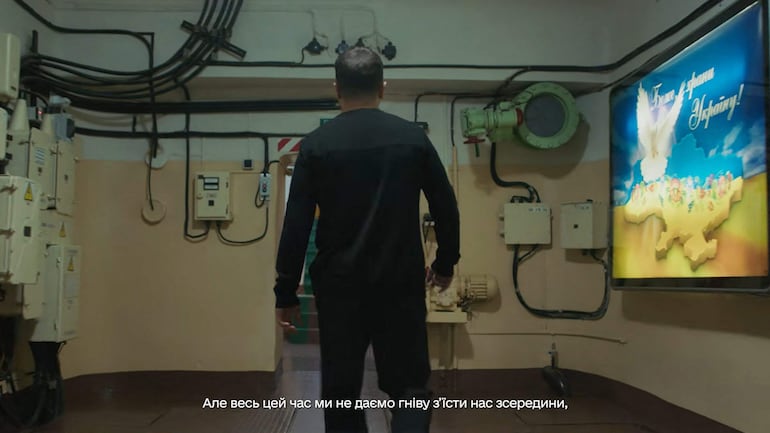 Parte de búnker del presidente ucraniano, Volodimir Zelenski (de espaldas). 