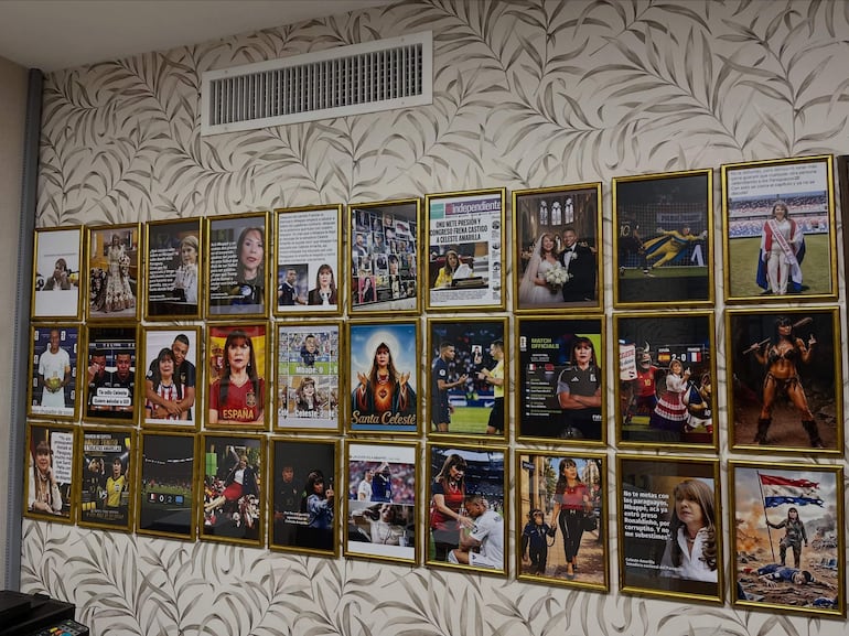 Galería de memes en congreso con fotos y collages, decoraciones florales, sin figuras públicas visibles.