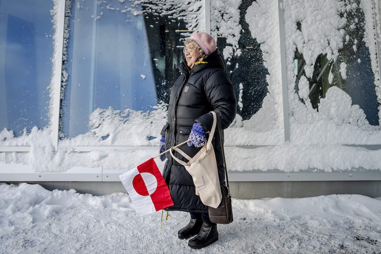 La jubilada y escritora Cecilie Vahl espera la llegada de la ministra de Asuntos Exteriores de Groenlandia, Vivian Motzfeldt (no se ve), al aeropuerto de Nuuk, Groenlandia, el 20 de enero de 2026.