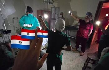 Una operación de cesárea de urgencia tuvo que continuar bajo la luz de los celulares.