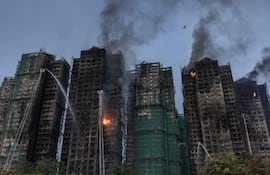 El complejo residencial de rascacielos que se incendió en Hong Kong. Hay al menos 250 desaparecidos.