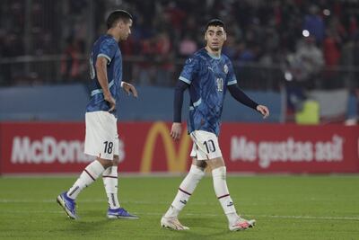 Alex Arce (i) y Miguel Almirón, jugadores de la selección paraguaya, lamentan una derrota en el partido amistoso frente a Chile en el estadio Nacional, en Santiago.