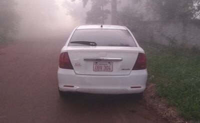 Los delincuentes abandonaron el vehículo utilizado para huir.