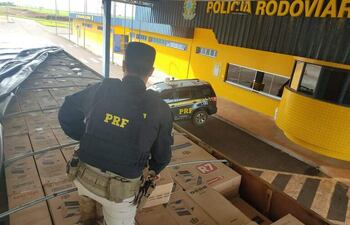 El camión incautado estaba repleto de cigarrillos ingresados de contrabando al Brasil.