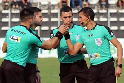 Aldo Quiñónez (centro) arbitrará el primer partido de la tercera fecha de la División Intermedia 2025, entre Resistencia Sport Club y 12 de Junio de Villa Hayes, en la Chacarita.