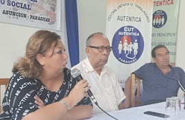 Mirtha Arias de la CUT y Bernardo Rojas de la CUT-A durante la reunión de trabajo.