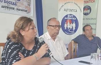 Mirtha Arias de la CUT y Bernardo Rojas de la CUT-A durante la reunión de trabajo.