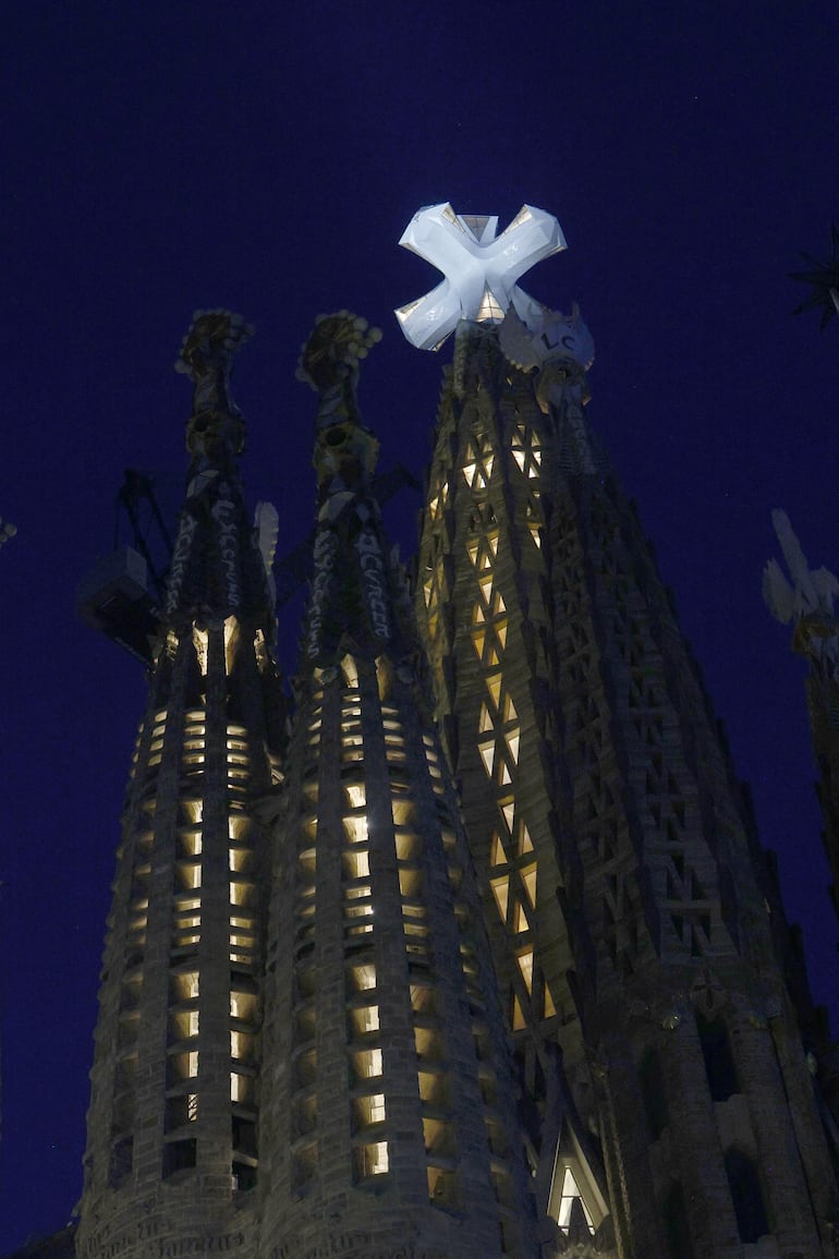 BARCELONA, 10/06/2026.- Un gran espectáculo de luz en homenaje a Antonio Gaudí ilumina la Sagrada Familia tras la misa y la bendición de la Torre de Jesús celebrada por el papa León XIV, este miércoles en Barcelona dentro de la visita oficial del Papa a España. EFE/Quique García