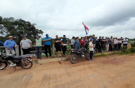 Un grupo de pobladores de diferentes comunidades del distrito de Pilar e Isla Umbú se manifestó sobre el arroyo Paso Alambre para denunciar las graves pérdidas provocadas por la inundación.