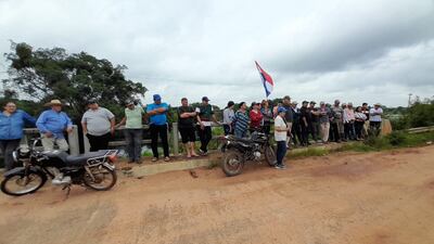 Un grupo de pobladores de diferentes comunidades del distrito de Pilar e Isla Umbú se manifestó sobre el arroyo Paso Alambre para denunciar las graves pérdidas provocadas por la inundación.