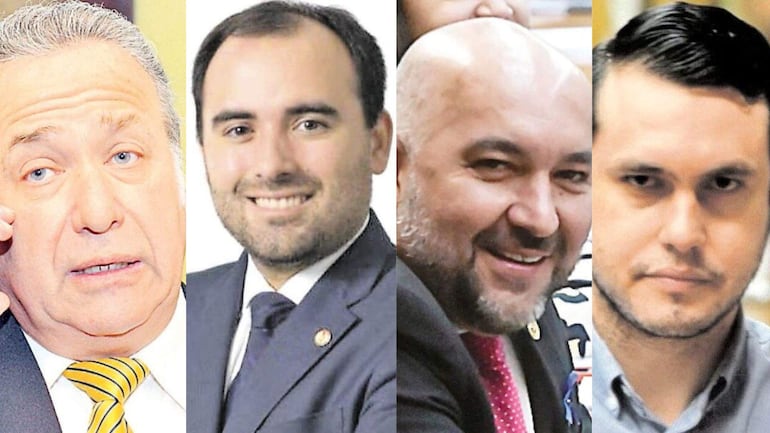 Cuatro hombres: uno con cabello canoso y gesto preocupado, otros sonriendo con trajes oscuros, en un entorno formal y serio.