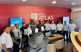 Los primeros productores integrados que accedieron al financiamiento de Banco Atlas recibieron plaquetas conmemorativas en la Feria Innovar.
