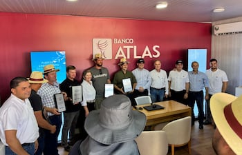 Los primeros productores integrados que accedieron al financiamiento de Banco Atlas recibieron plaquetas conmemorativas en la Feria Innovar.
